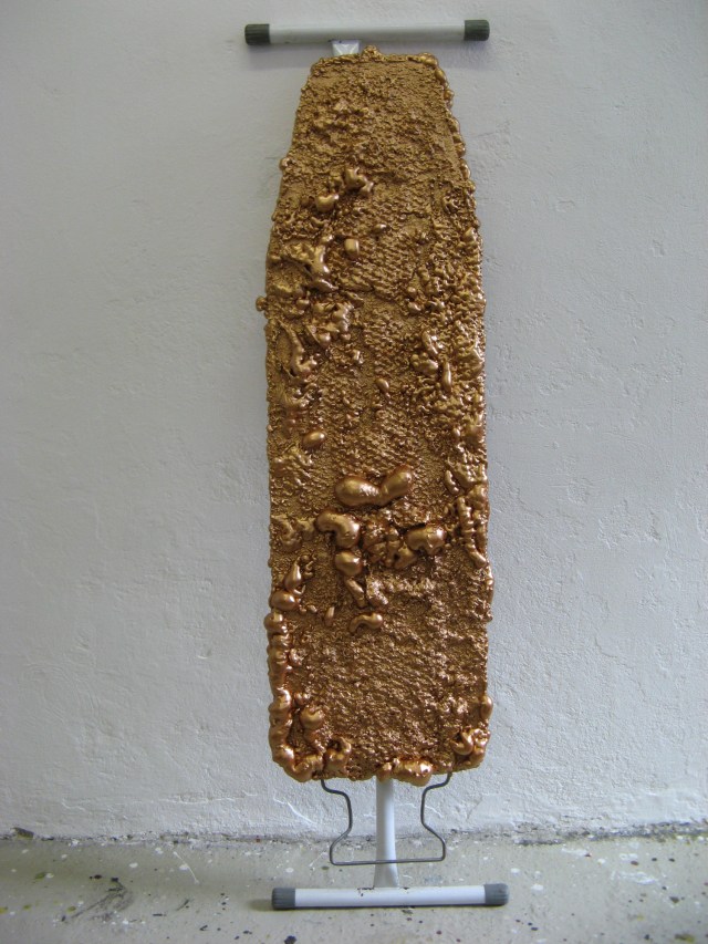© Wilhelm Roseneder. Bronzene Erweiterung/Bronzen expansion, 2005/2009. Polyurethan, Acryllack auf Metall (Bügelbrett/)Polyurethane, acrylic varnish on metal (ironing-board), 1.28x35x86 cm