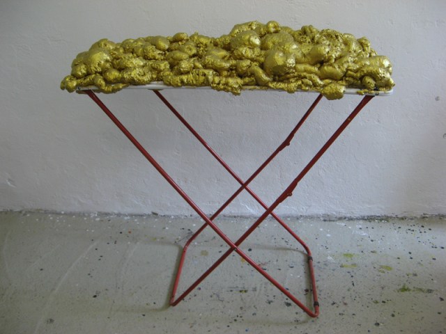 © Wilhelm Roseneder. Goldene Erweiterung/Golden expansion, 2005/2009. Polyurethan, Acryllack auf Metall (Wäschetrockner)/Polyurethane, acrylic varnish on metal (clothes-dryer), 1.11x1,12x60