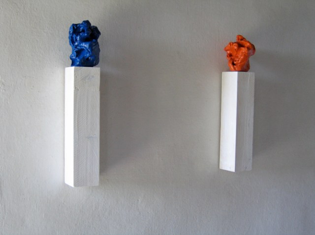 © Wilhelm Roseneder. Großer blauer Kunstgriff, 2003. Orangener Kunstgriff, 2004. Ungebrannter Ton, Lack, Konsole/Varnish on non-fired clac, console, ca. 20 cm high. Artfarm Pilastro. Pilastro di Bonavigo, Verona, Italy, 2006