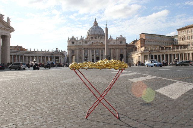 © Renate Egger and Wilhelm Roseneder. Goldene Erweiterung/Golden expansion. Street art project. Artist in Residence. Vatican, Rome, Italy, October 2011