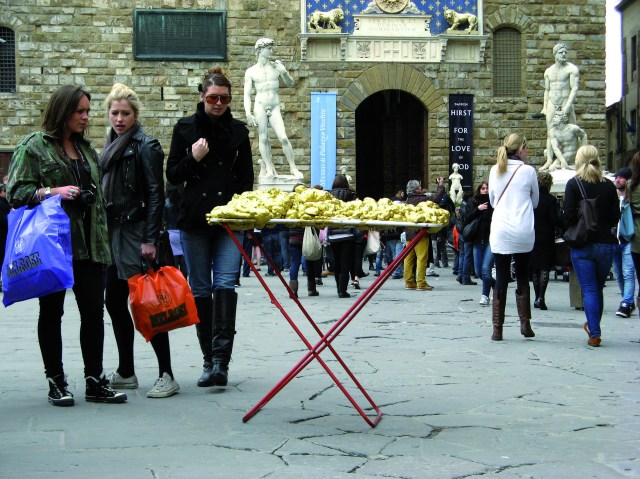 © Renate Egger and Wilhelm Roseneder. Goldene Erweiterung/Golden expansion. Street art project. Florence, Italy 2011