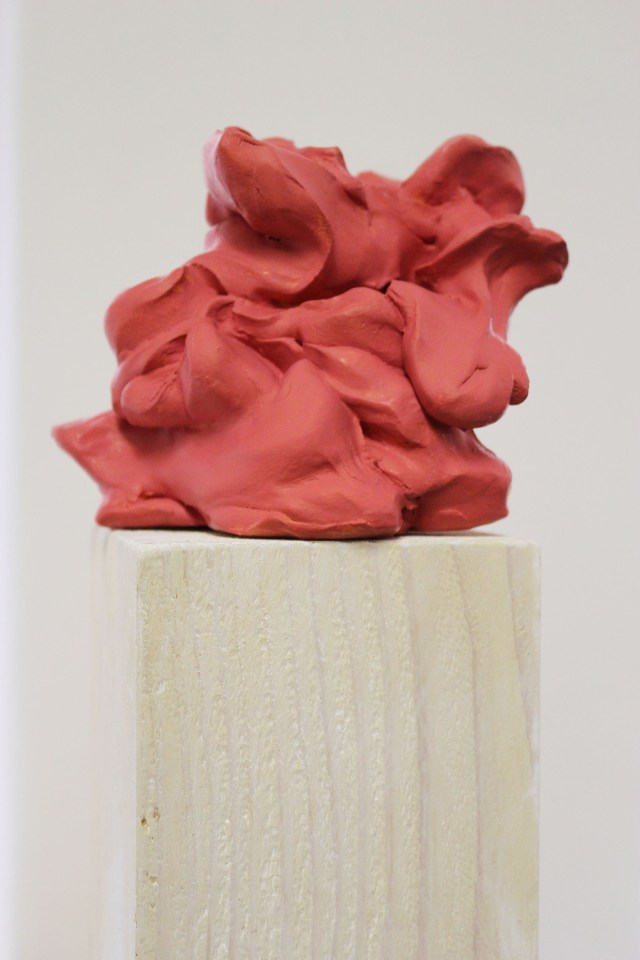 © Wilhelm Roseneder. Rosa Kunstgriff, 2002-2006. Ungebrannter Ton, Acryllack, Stele/Acrylic varnish on non-fired clay, ca. 20 cm 