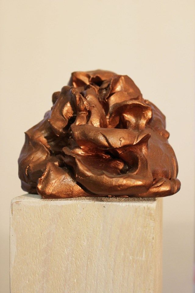 © Wilhelm Roseneder. Bronzener Kunstgriff, 2002-2006. Ungebrannter Ton, Acryllack, Stele/Acrylic varnish on non-fired clay, ca. 20 cm 