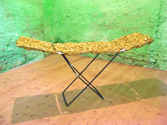 © Wilhelm Roseneder. Goldene Erweiterung II/Golden expansion II, 2009. Polyurethan, Acryllack auf Metall (Wäschetrockner)/Polyurethane, acrylic varnish on metal (clothes-dryer), 1.92x1.07x60 cm. Artfarm Pilastro. Pilastro di Bonavigo, Verona, Italy 2011