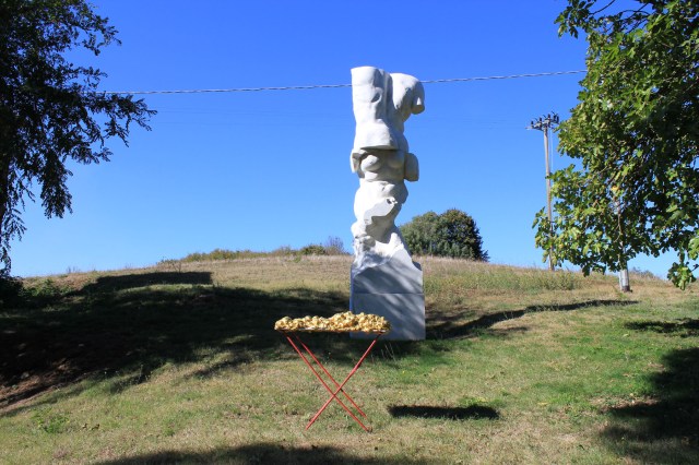 © Wilhelm Roseneder. Goldene Erweiterung/Golden expansion, 2005-2009. Polyurethan, Acryllack auf Metal (Wäschetrockner)/Polyurethane, acrylic varnish on metal (airiel drier), 1.92x1.07x60 cm. Michelangelo Pistoletto. Il gigante, 1981-1983. Weisser Carrara Marmor/White Carrara marble, 600x150x120 cm. Artist in Residence. Azienda Colonna. Cervinara. Paliano, Italy 2011