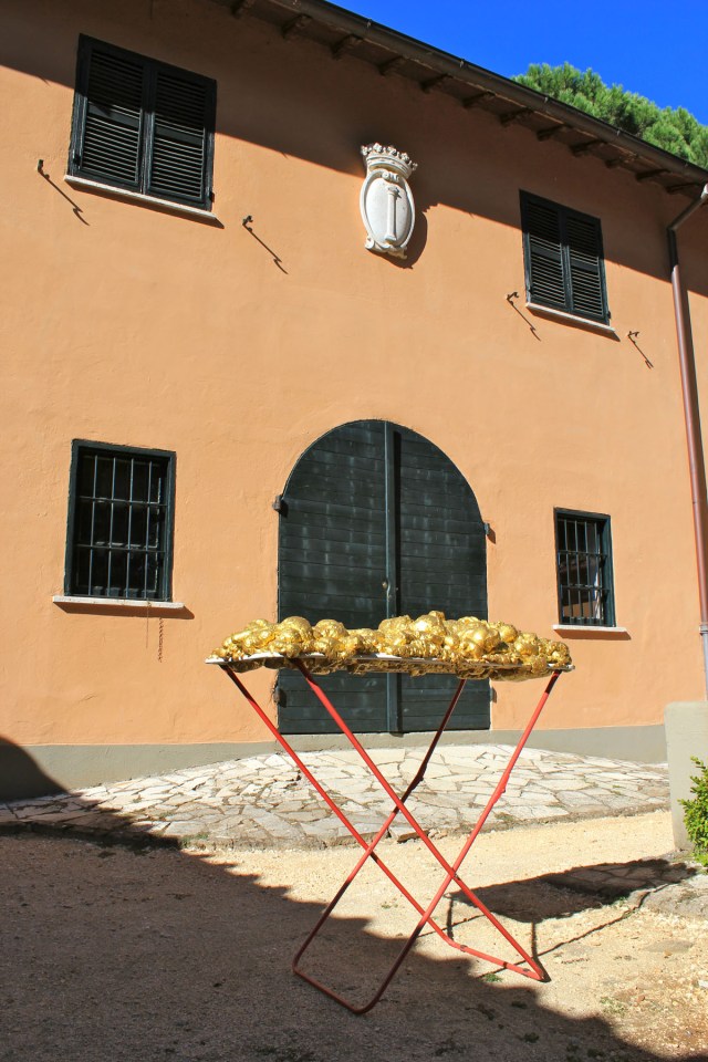 © Wilhelm Roseneder. Goldene Erweiterung/Golden expansion, 2005-2009. Polyurethan, Acryllack auf Metal (Wäschetrockner)/Polyurethane, acrylic varnish on metal (airiel drier), 1.92x1.07x60 cm. Artist in Residence. Domus Artium. Azienda Agricola Colonna. Cervinara, Paliano, Italy. October 2011 