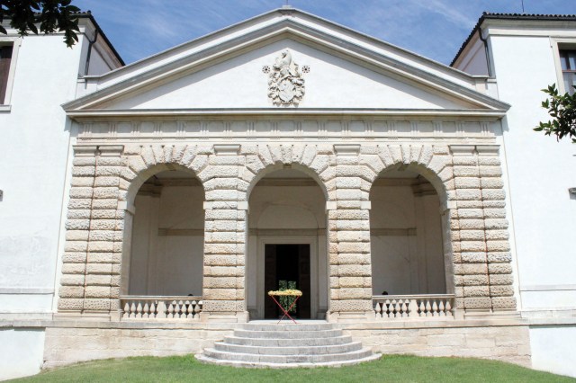 © Wilhelm Roseneder. Goldene Erweiterung/Golden expansion. Villa Pisani Bonetti, 2012. Skulptur. Polyurethan, Acryllack auf Metall (Wäschetrockner)/Sculpture. Polyurethane, acrylic varnish on metal (laundry drier), 1.11x1.12x60 cm