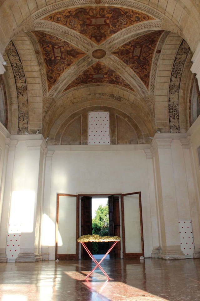 © Wilhelm Roseneder. Goldene Erweiterung/Golden expansion. Villa Pisani Bonetti, 2012. Skulptur. Polyurethan, Acryllack auf Metall (Wäschetrockner)/Sculpture. Polyurethane, acrylic varnish on metal (laundry drier), 1.11x1.12x60 cm