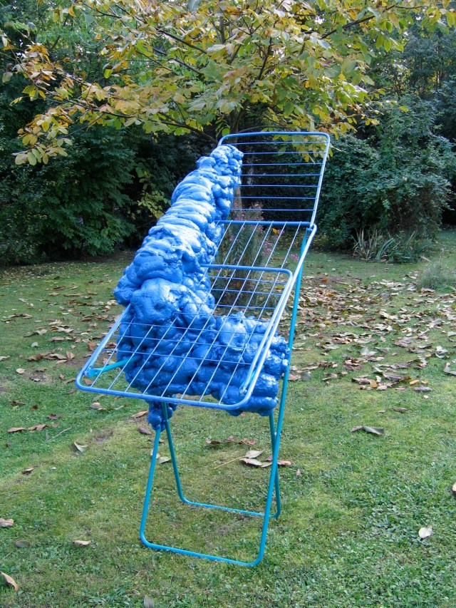 © Wilhelm Roseneder. Blaue Erweiterung/Blue expansion, 2005. Polyurethan, Acryllack auf Metall (Wäschetrockner)/Polyurethane, acrylic varnish on metal (clothes- dryer), 1.56x1.40x70 cm