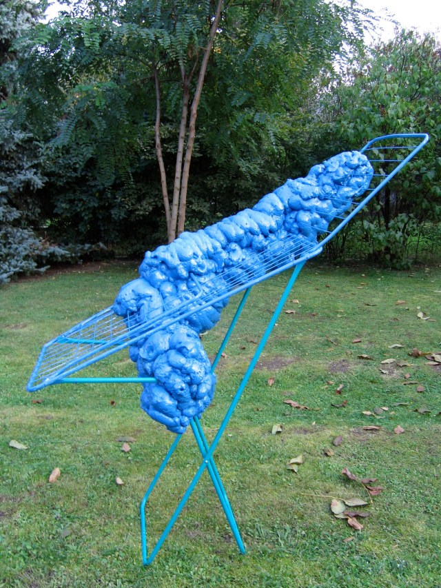 © Wilhelm Roseneder. Blaue Erweiterung/Blue expansion, 2005. Polyurethan, Acryllack auf Metall (Wäschetrockner)/Polyurethane, acrylic varnish on metal (clothes- dryer), 1.56x1.40x70 cm