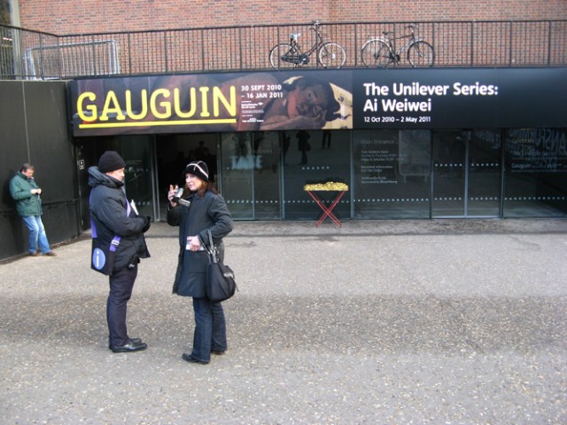 © Renate Egger and Wilhelm Roseneder. Goldene Erweiterung/Golden expansion. Street art project. Tate Modern. London, UK  2010