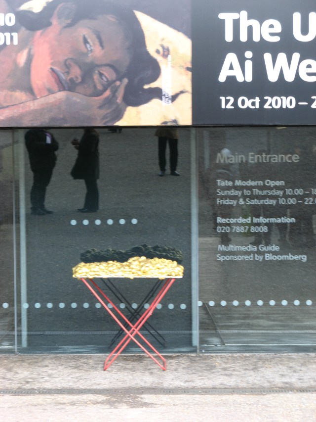 © Renate Egger and Wilhelm Roseneder. Goldene Erweiterung/Golden expansion. Street art project. Tate Modern. London, UK 2010