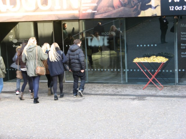 © Renate Egger and Wilhelm Roseneder. Goldene Erweiterung/Golden expansion. Street art project. Tate Modern. London, UK 2010