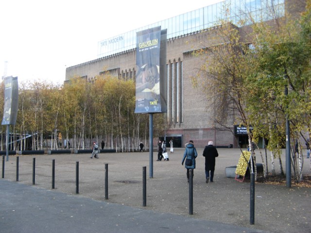 © Renate Egger and Wilhelm Roseneder. Goldene Erweiterung/Golden expansion. Street art project. Austrian Cultural Forum London. Tate Modern. London, UK 2010