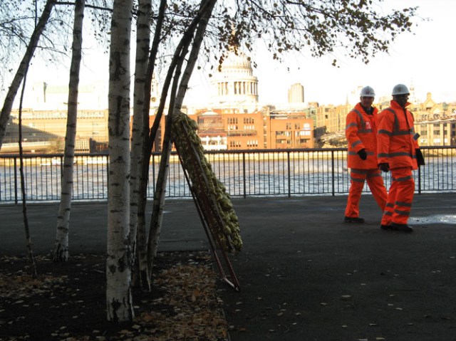 © Renate Egger and Wilhelm Roseneder. Goldene Erweiterung/Golden expansion. Street art project. Tate Modern. London, UK  2010