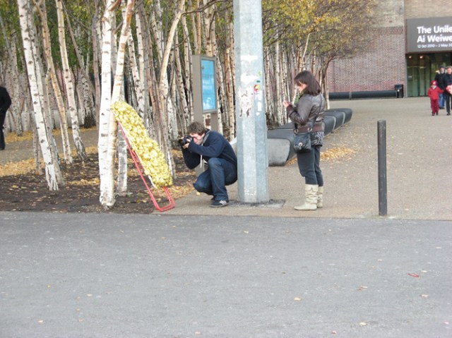 © Renate Egger and Wilhelm Roseneder. Goldene Erweiterung/Golden expansion. Street art project. Tate Modern. London, UK 2010