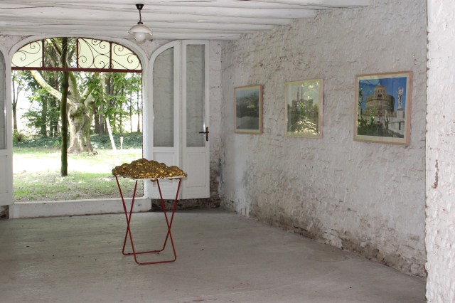 © Wilhelm Roseneder. Goldene Erweiterung/Golden expansion I, 2005/2009. Polyurethan, Acryllack auf Metall (Wäschetrockner)/Polyurethane, acrylic varnish on metal (clothes-dryer), 1.11x1.12x60 cm.  Fotografie/Photography. Street art project. London, Florenz, Rom.  Artfarm Pilastro. Pilastro di Bonavigo. Verona, Italy 2012