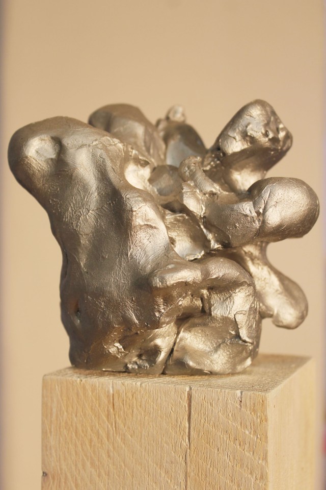 © Wilhelm Roseneder. Silberner Kunstgriff, 2004. Ungebrannter Ton, Lack, Stele/Varnish on non-fired clay, stele ca. 20 cm