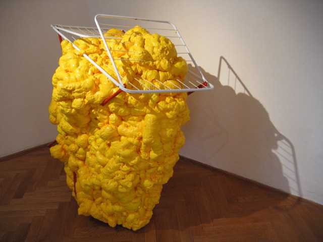 © Wilhelm Roseneder. Gelbe Erweiterung/Yellow expansion, 2006/2007. Polyurethan, verschiedene Materialien, Acryllack auf Metall (Wäschetrockner)/Polyurethane, various materials, acrylic varnish on metal (clothes dryer), 1.26x1.23x90 cm