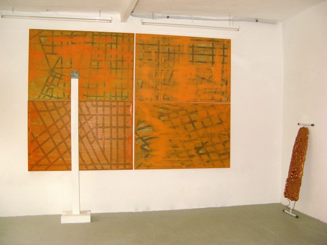 © Wilhelm Roseneder. Guides. Madrid, Barcelona, Beverly Hills, San Francisco II (vlnr), 1998-2003. Öl auf Aluminium/Oil on aluminium, je 104x155cm. Grauer Kunstgriff auf Stele, 2003. Lack, ungebrannter Ton/Varnish, non-fired clay (ca. 20 cm), Gesamthöhe 2.20 cm. Bronzene Erweiterung/Bronzen expansion I, 2005/09. Polyurethan, Acryllack auf Metall (Bügelbrett)/Polyurethane, acrylic varnish on metal (ironing board) 1,30x37x13 cm (rechts an der Wand)