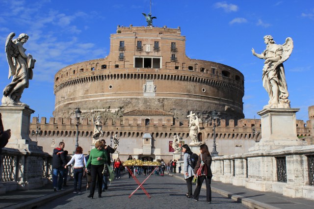 © Renate Egger and Wilhelm Roseneder. Goldene Erweiterung/Golden expansion. Street art project - temporary installation in public space. Artist in Residence. Castel S`Angelo. Rome, Italy, 2011