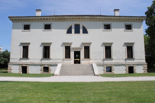 © Wilhelm Roseneder. Goldene Erweiterung/Golden expansion, 2005/2009. Villa Pisani Bonetti. Vicenza, Italy 2012. Skulptur. Polyurethan, Acryllack auf Metall (Wäschetrockner)/Sculpture. Polyurethane, acrylic varnish on metal (clothes-dryer), 1.11x1.12x60 cm