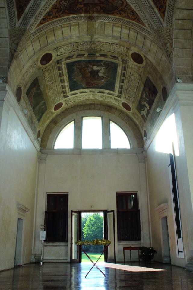 © Wilhelm Roseneder. Goldene Erweiterung/Golden expansion, 2005/2009. Villa Pisani Bonetti. Vicenza, Italy 2012. Skulptur. Polyurethan, Acryllack auf Metall (Wäschetrockner)/Sculpture. Polyurethane, acrylic varnish on metal (clothes-dryer), 1.11x1.12x60 cm