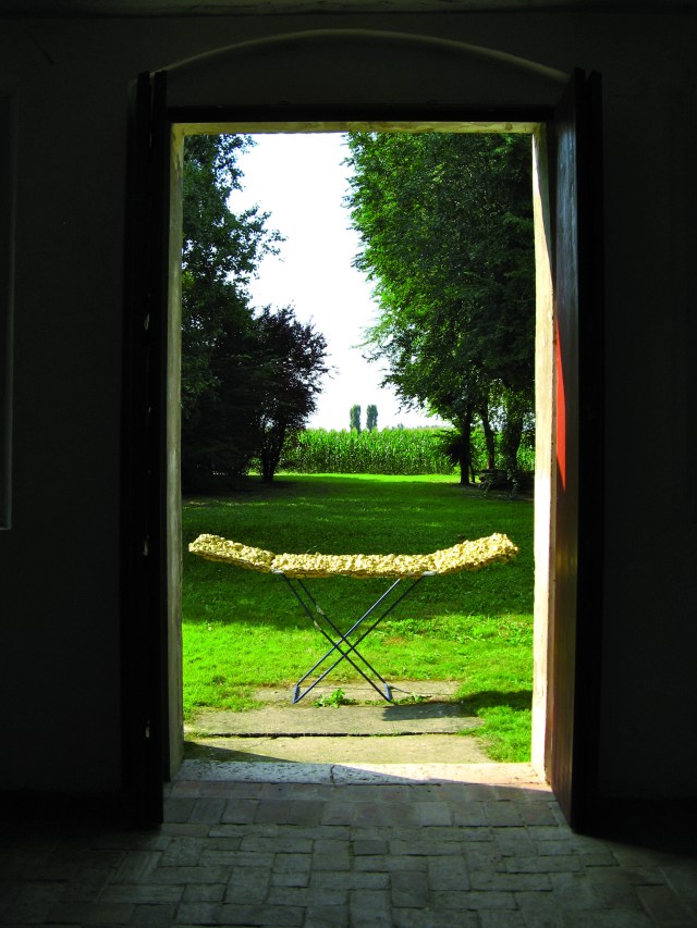 © Wilhelm Roseneder. Goldene Erweiterung II/Golden expansion II, 2009. Polyurethan, Acryllack auf Metall (Wäschetrockner)/Polyurethane, acrylic varnish on metal (clothes-dryer), 1.92x1.07x60 cm. Artfarm Pilastro. Pilastro di Bonavigo, Verona, Italy 2011