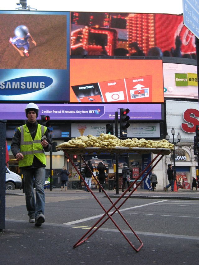 © Renate Egger and Wilhelm Roseneder. Goldene Erweiterung/Golden expansion. Street art project. Piccadilly Circus. London, UK 2010