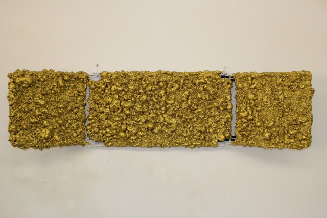 © Wilhelm Roseneder. Goldene Erweiterung II/Golden expansion II, 2009. Polyurethan, Acryllack auf Metall (Wäschetrockner)/Polyurethane, acrylic varnish on metal (clothes-dryer), 1.92x1.07x60 cm.