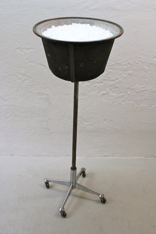 © Wilhelm Roseneder. Inhalt/Content, 1994. Kupferkessel, Styropor/Copper kettle, styropor 