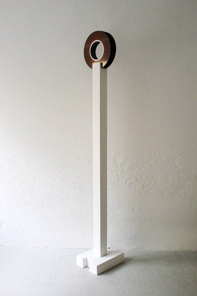 © Wilhelm Roseneder. Das Wissen des 20, 1993 Jahrhunderts/The knowledge of the 20th century. Holz, Magnetscheiben/Wood, magnetic disk. H. 230, disk 36 cm