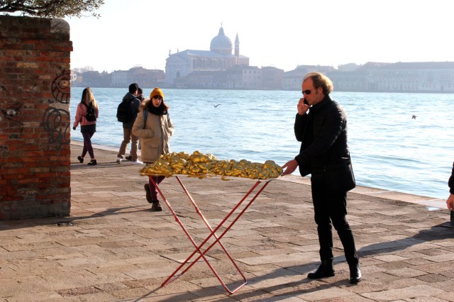 © Renate Egger and Wilhelm Roseneder. Goldene Erweiterung/Golden expansion. Street art project. Palazzo Flangingi. Contemporary Venice. It´s Liquid. International Art Show. Venice, Italy, 2016